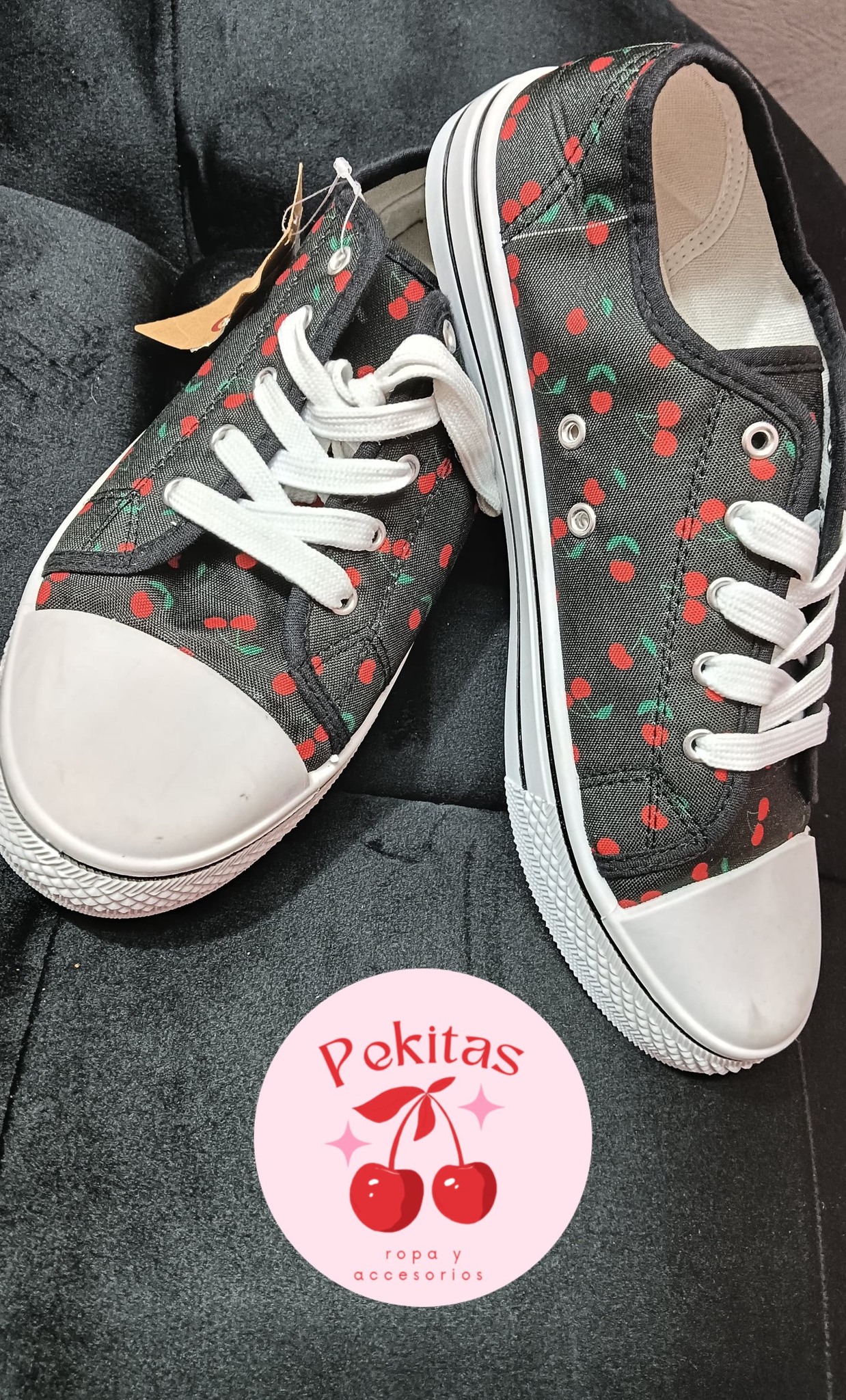 Tenis negros con cerezas