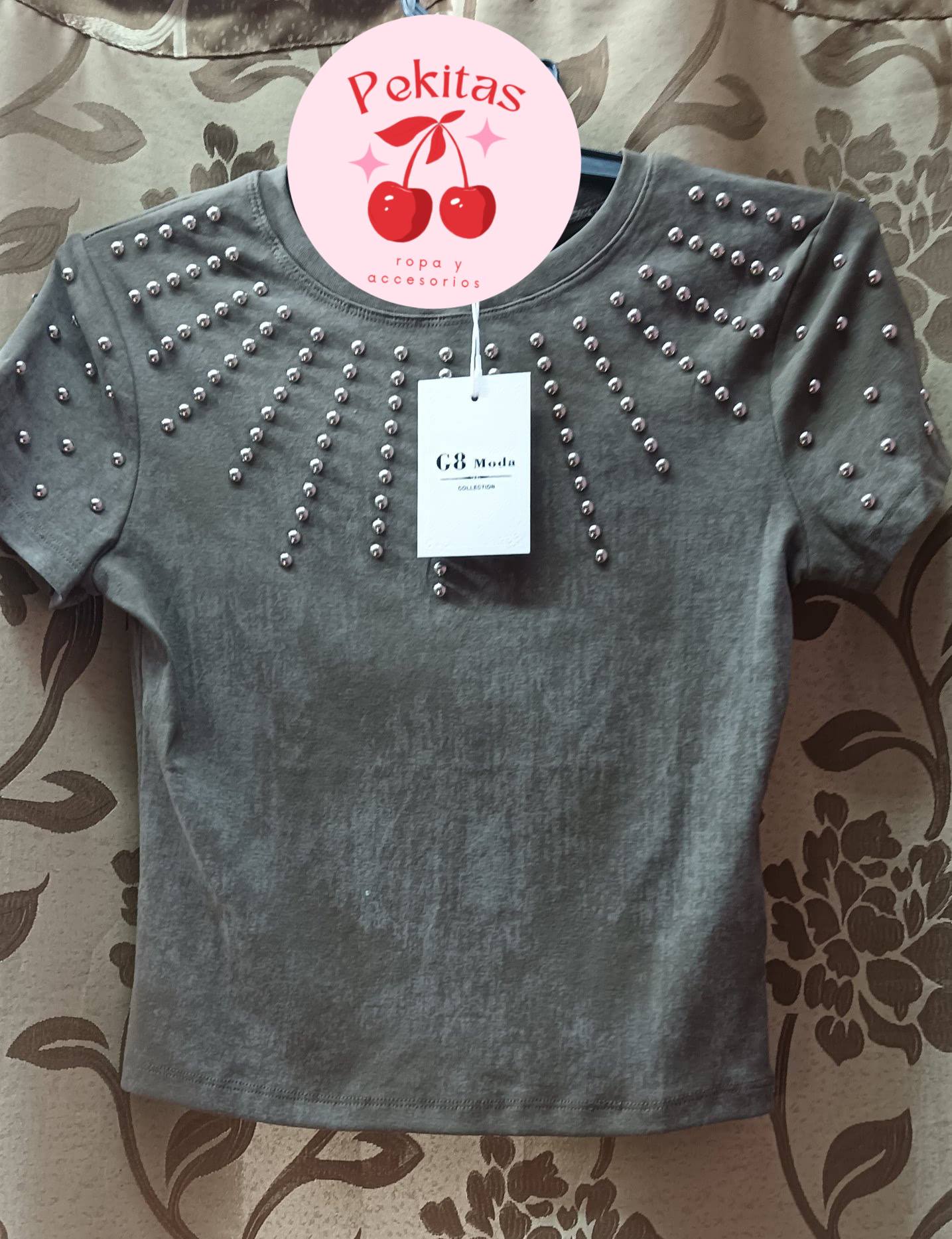 Blusa gris con aplicaciones